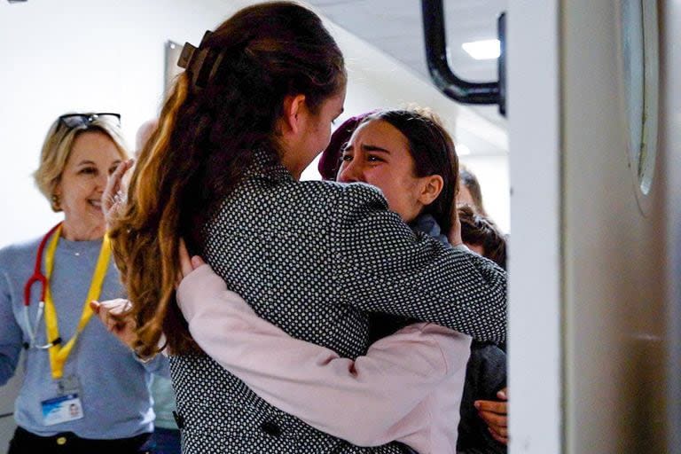 Esta fotografía publicada por el ejército israelí muestra a una ex rehén israelí reunida con un miembro de su familia luego de su liberación por Hamas de la Franja de Gaza, en el Centro Médico Sourasky en Tel Aviv, el 28 de noviembre de 2023. 