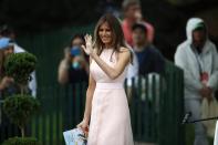 <p>Melania hatte in der Vergangenheit einige schlüpfrige Fotoshoots. Als Emily Ratajkowski zufällig mitbekam, wie ein Journalist Melania „eine Prostituierte“ nannte, setzte sie einen bösen Tweet als Reaktion ab, in dem sie schrieb: „Mir sind ihre Nacktfotos oder ihre sexuelle Vorgeschichte absolut egal und das sollte es allen sein.“ Aber statt diese Episode zu ignorieren, wie es die meisten Politiker tun würden, reagierte Melania und twitterte: „Applaus für all die Frauen in der Welt, die den Mund aufmachen, sich einsetzen und andere Frauen unterstützen!“<br>[Bild: Getty] </p>