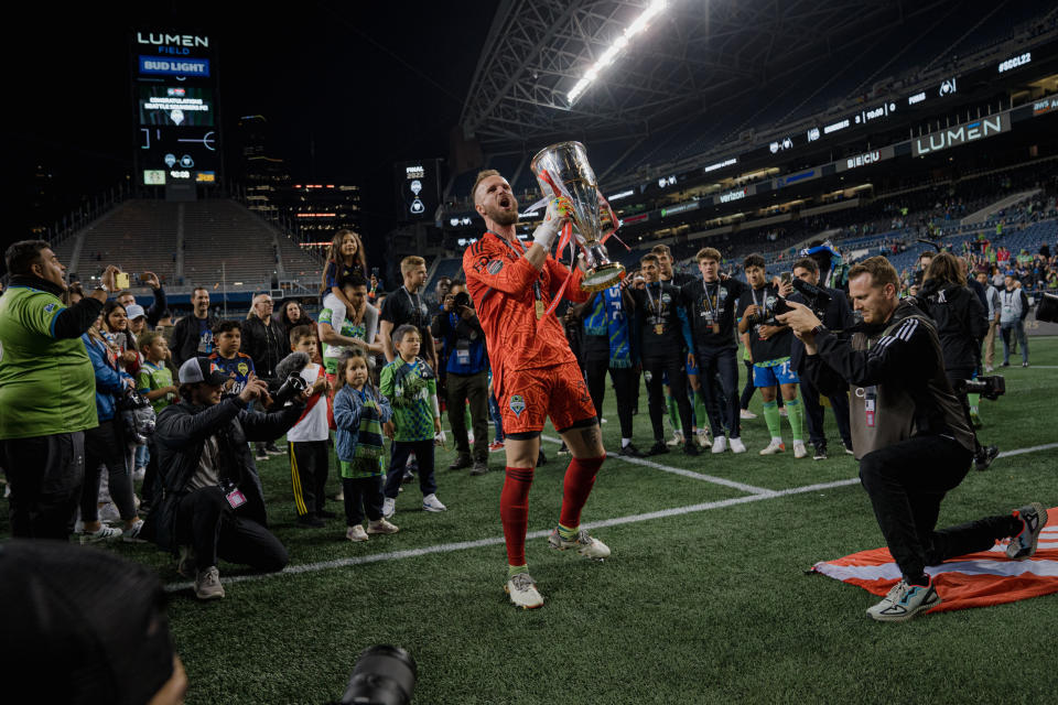 El arquero del Sounders FC de Seattle, Stefan Frei, el jugador más valioso del torneo, levanta la copa del campeonato en el Lumen Field en Seattle el 4 de mayo de 2022. (Jovelle Tamayo/The New York Times)