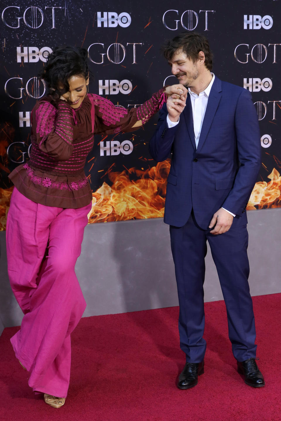 <p>Pedro Pascal e Indira Varma volvieron por un momento a ser amantes en la alfombra roja de la <em>premiere</em> de la octava temporada de ‘Juego de Tronos’ al igual que lo fueron sus personajes en la serie. (Foto: Caitlin Ochs / Reuters). </p>