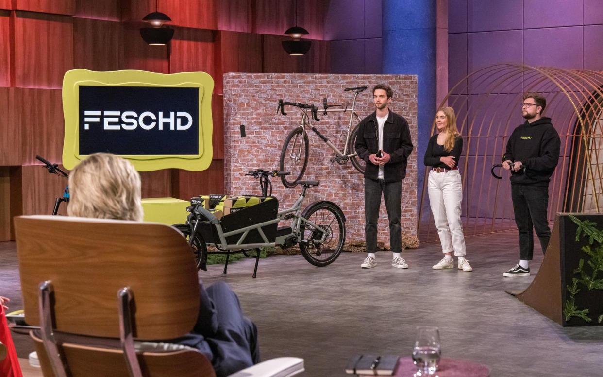 "Faschd" ein Fiasko: Das Gründer-Trio der Handy-Fahrradhalterung "Feschd" sammelte in der Auftaktshow der neuen Staffel gleich zwei gute Angebote für sein Start-up - und versemmelte dann durch ungeschicktes Taktieren beinahe den Deal. (Bild: RTL / Bernd-Michael Maurer)