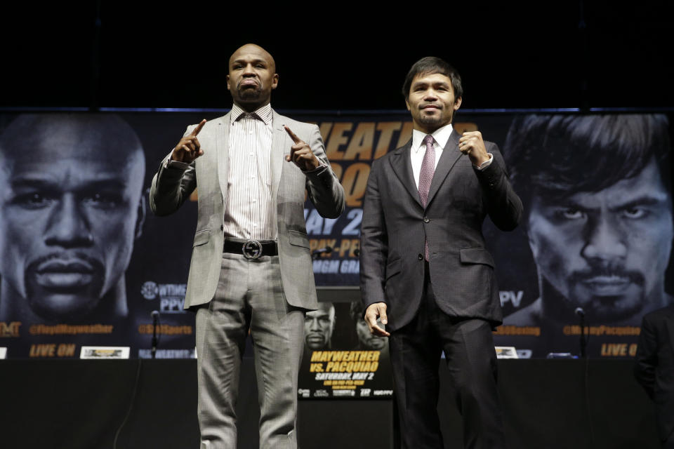 Los boxeadores Floyd Mayweather Jr., izquierda, y Manny Pacquiao posan en una conferencia de prensa el 11 de marzo de 2015 en Los Angeles. (AP Photo/Jae C. Hong, File)