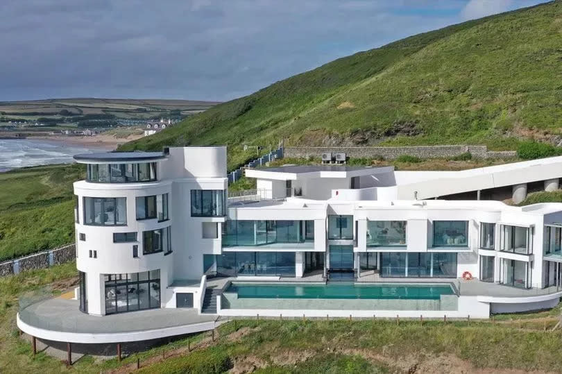 Large luxury home by the seafront