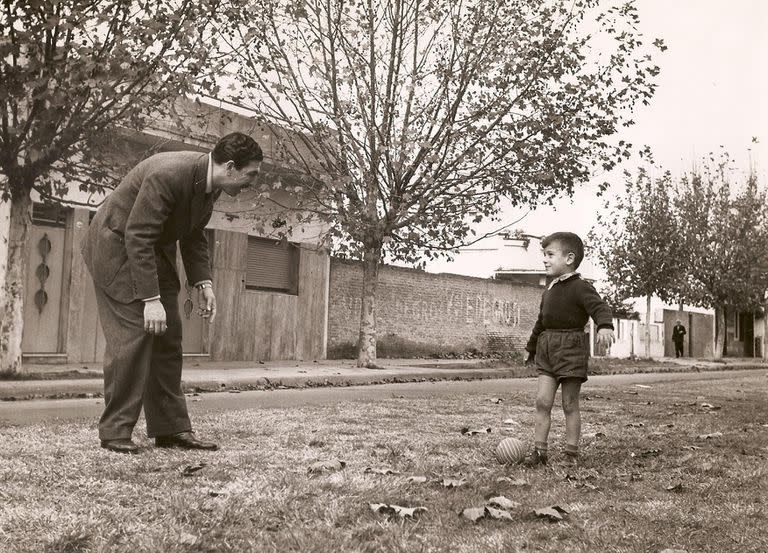 Jugando con su hijo mayor, Daniel (falleció en 1969, a los 20 años, por leucemia) frente a su casa, en Lidoro Quinteros.
