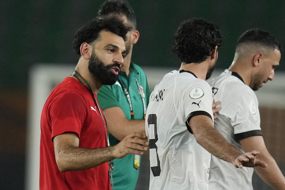 Mohamed Salah, izquierda, de Egipto, consuela a sus compañeros de selección después de que permitieron el gol del empate tardío durante el partido correspondiente al Grupo B de la Coa Africana de Naciones contra Cabo Verde, en el estadio Felix Houphouet Boigny, en Abiyán, Costa de Marfil, el lunes 22 de enero de 2024. (AP Foto/Themba Hadebe)