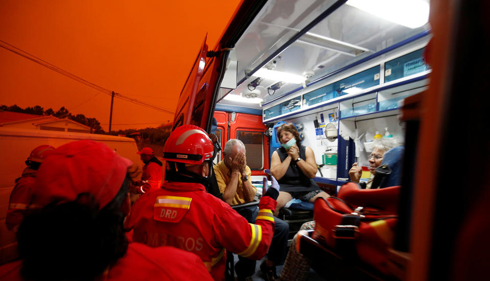 <p>Local residents receive medical care as they are evacuated from the village of Derreada Cimeira, Portugal, during a forest fire, June 18, 2017.(Rafael Marchante/Reuters) </p>