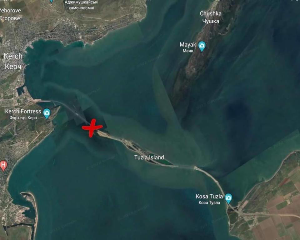 2022年10月8日克里米亞大橋發生爆炸橋面損毀。打叉為爆炸地點，位在克赤海峽的克里米亞大橋連接克里米亞與俄國本土，是相當重要的戰略要地。 圖 : 翻攝自Google地圖