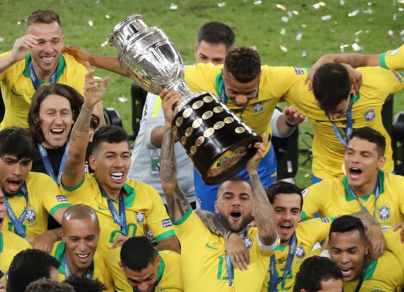 FOTO DE ARCHIVO. Los jugadores de Brasil celebran con el trofeo tras ganar la Copa América.