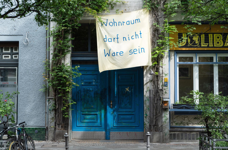 Wohnraum darf nicht Ware sein: Ein Transparent an einem Kreuzberger Haus. Foto: rbb/Ariane Böhm