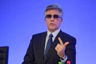 <p>SAP-Chef Bill McDermott führt das Ranking mit großem Vorsprung an: 21,1 Millionen Euro verdiente er im Jahr 2017 und steigerte damit sein Rekordgehalt um 38 Prozent. Allerdings beschwerten sich einige SAP-Investoren über seine hohe Vergütung, weshalb sie 2018 gedeckelt wurde. (Foto: ddpimages) </p>