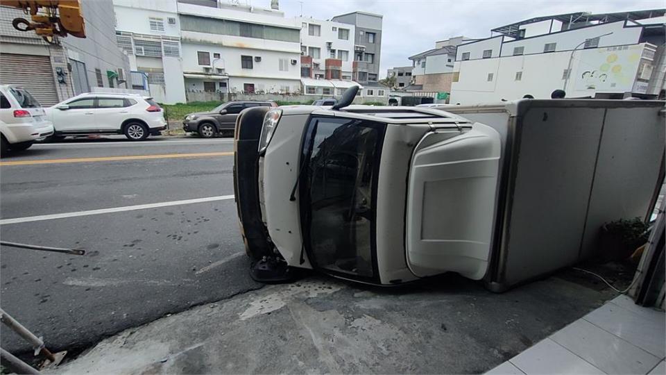 突見迴轉車閃避不及　台東小貨車翻覆！駕駛一度受困