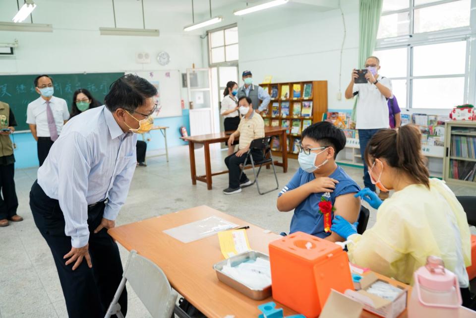 潘孟安至仁愛國小關心學童施打疫苗情形。   圖：屏東縣政府提供