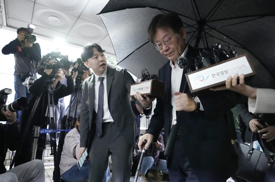 South Korea's main opposition Democratic Party leader Lee Jae-myung, right, arrives to attend a hearing on his arrest warrant on corruption charges at the Seoul Central District Court in Seoul, South Korea, Tuesday, Sept. 26, 2023. In a surprise outcome, South Korea's opposition-controlled parliament voted Thursday, Sept. 21, to pass a motion submitted by the government that allows the potential arrest of the country's leading opposition figure, Lee, who faces a widening investigation over corruption allegations. (AP Photo/Ahn Young-joon)