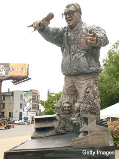 Holy cow: Vandal defaces Harry Caray statue at Wrigley Field