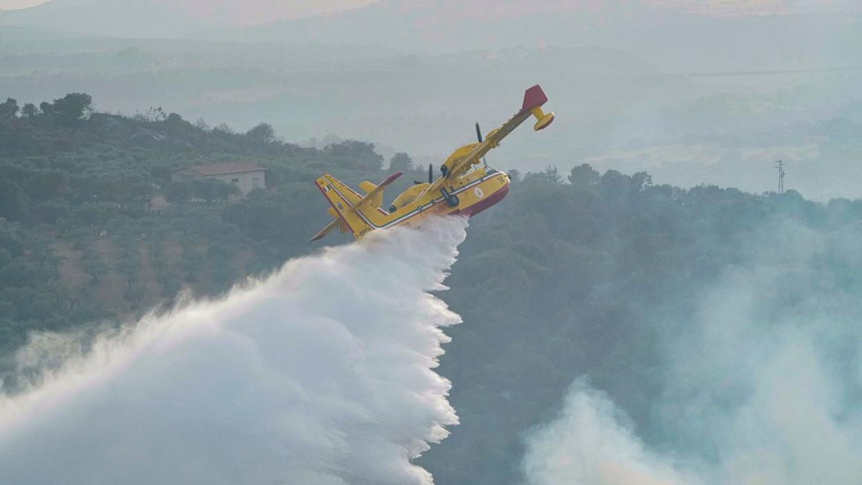 Ein Löschflugzeug beim Einsatz gegen die Flammen.