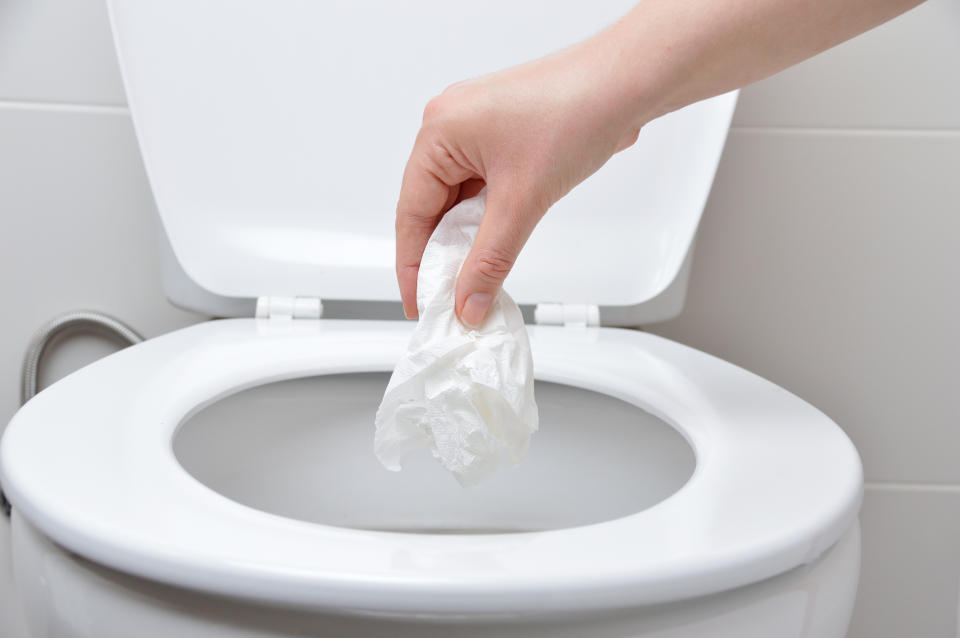 Toilettenpapier? Kein Problem. Aber Feucht- oder Abschminktücher? Bitte nicht! Solche Vliesprodukte zersetzen sich meist nicht im Wasser, weil sie dicht gewebt sind. (Bild: Cunaplus_M.Faba/ iStock / Getty Images Plus)