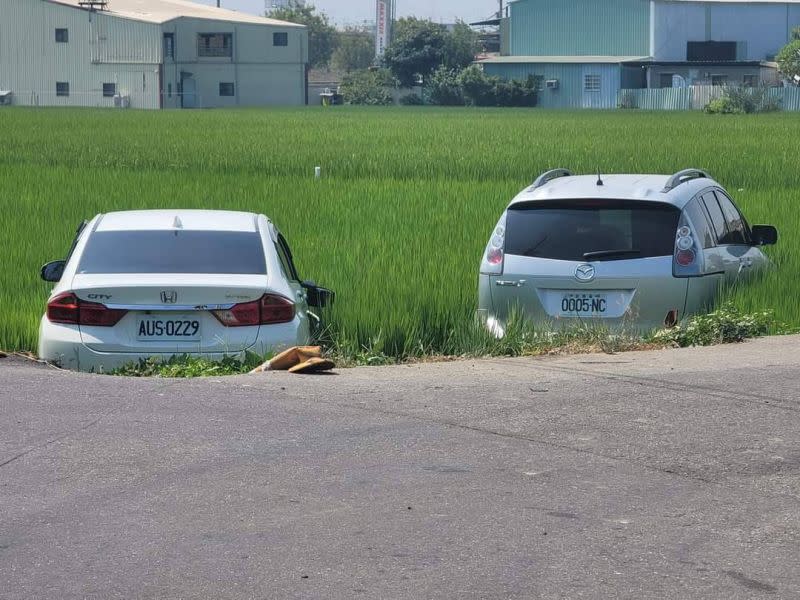 ▲大里區夏田路、頂厝路路口多次發生交通事故，甚至有車輛失控撞進稻田的危險場面(圖／李天生提供2023.3.24)