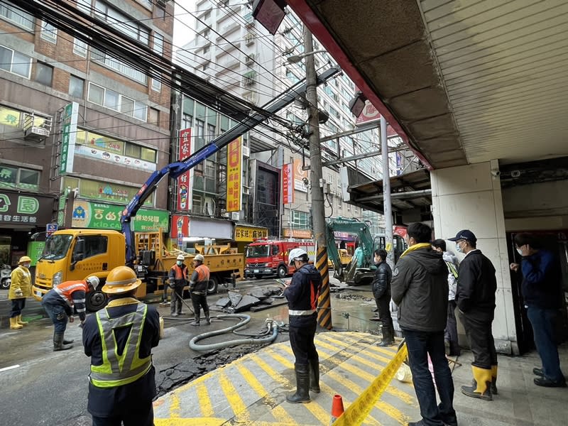 新北市板橋區南雅南路自來水管破裂意外22日爆管擴大，台水公司接獲通報後立即通知板新水廠先減壓、關水，中午進場開挖搶修。（圖／民進黨籍議員黃淑君提供）