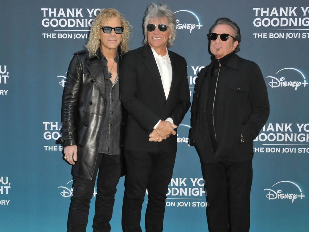 Jon Bon Jovi strahlt mit David Bryan (l.) und Tico Torres (r.) auf dem roten Teppich. (Bild: Capital Pictures/ActionPress)