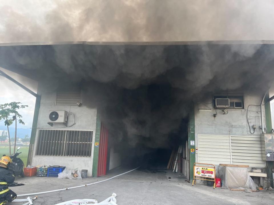五結鄉一家建築材料行倉庫起火燃燒，46歲張姓男員工滅火時時造成一到二度約35%燒燙傷。（宜縣消防局提供）