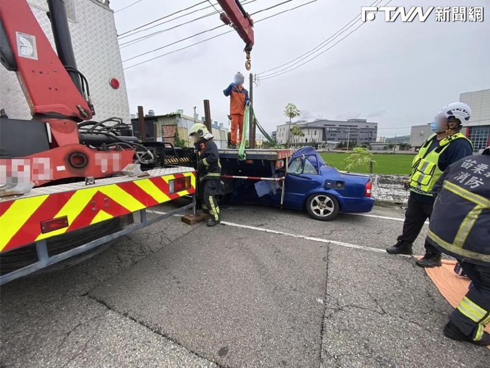 呂姓男駕駛因不明原因突然往路肩偏移，車輛猛烈撞上一輛停在路肩的拖板車，造成他受困車內當場死亡。（圖／翻攝畫面）