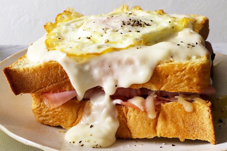 An insane Croque Madame from @spoonforkbacon.