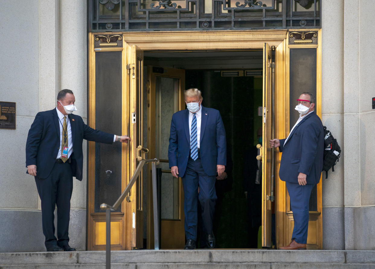 El presidente Donald Trump sale del Centro Médico Walter Reed en Bethesda, Maryland, tras dar positivo por COVID-19 y pasar cuatro días en las instalaciones, el 5 de octubre de 2020. (Doug Mills/The New York Times)