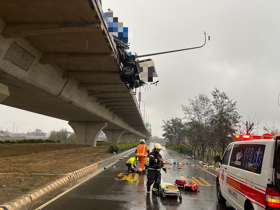 台61線快速道路南下47公里高架橋新屋永安段，5日早上一輛聯結車疑似車速過快衝撞高架橋護欄，車頭懸空卡在橋上，駕駛則墜落在平面道路無呼吸心跳，緊急送醫急救仍宣告不治。（翻攝照片）