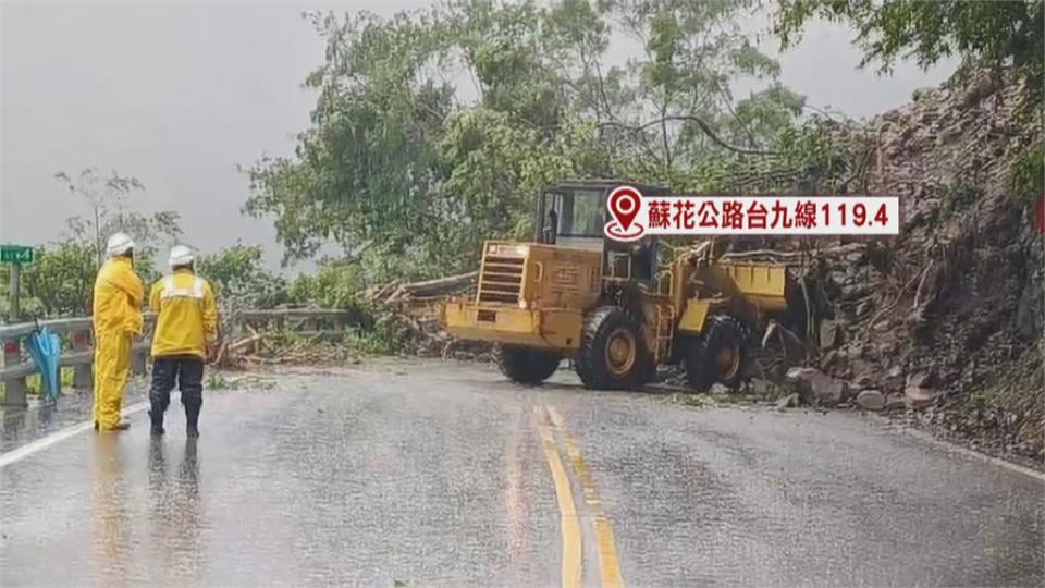 超大豪雨狂炸！蘇花公路台9線119.4K坍方　工程車遭埋幸無人受傷