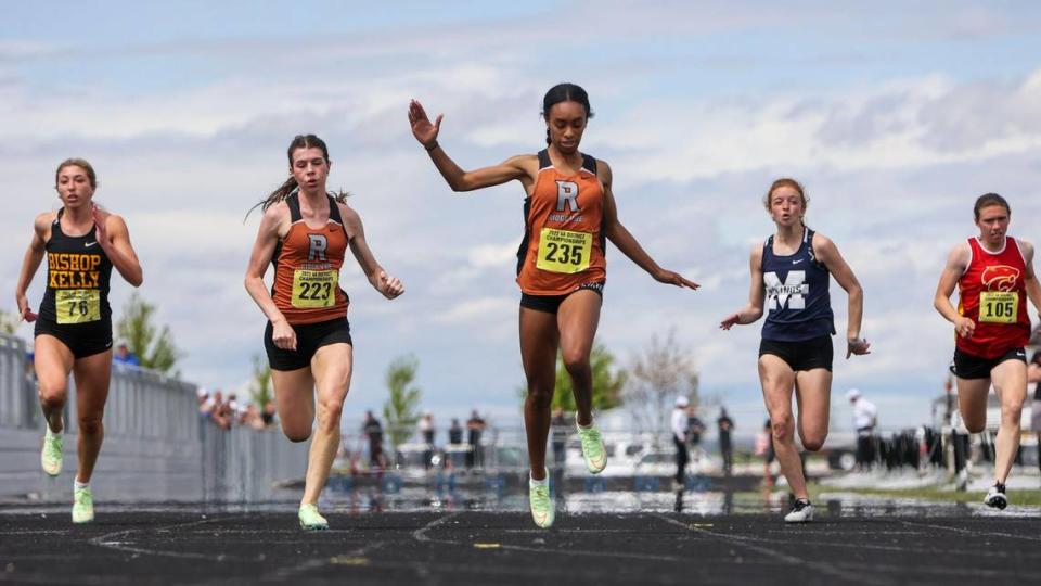 Ridgevue senior Isis Villafane, center, is the reigning 4A 100-meter state champ.