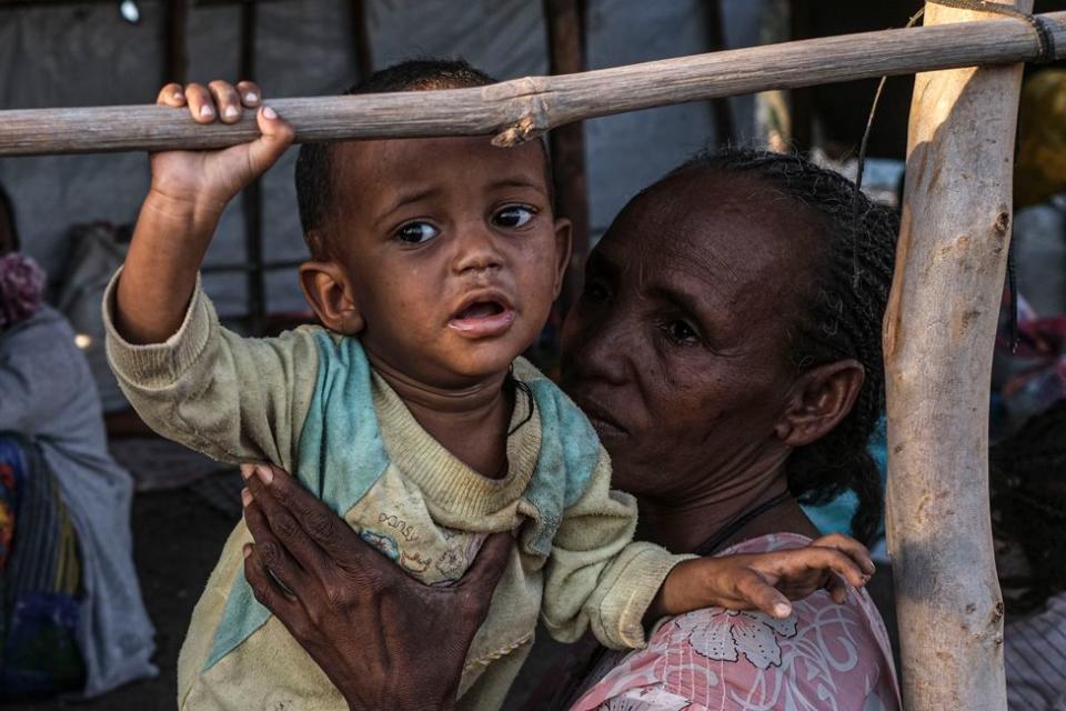 Refugiados de la región de Tigray, en Etiopía, esperan ser trasladados a un campamento en el vecino Sudán. Desde el 4 de noviembre, se cree que cientos de personas murieron por los combates entre las fuerzas del gobierno etíope y el Frente de Liberación del Pueblo de Tigray (TPLF).