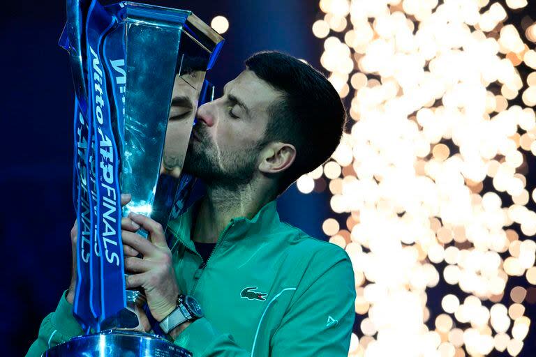 Novak Djokovic, en Turín, besando el trofeo de los Maestros