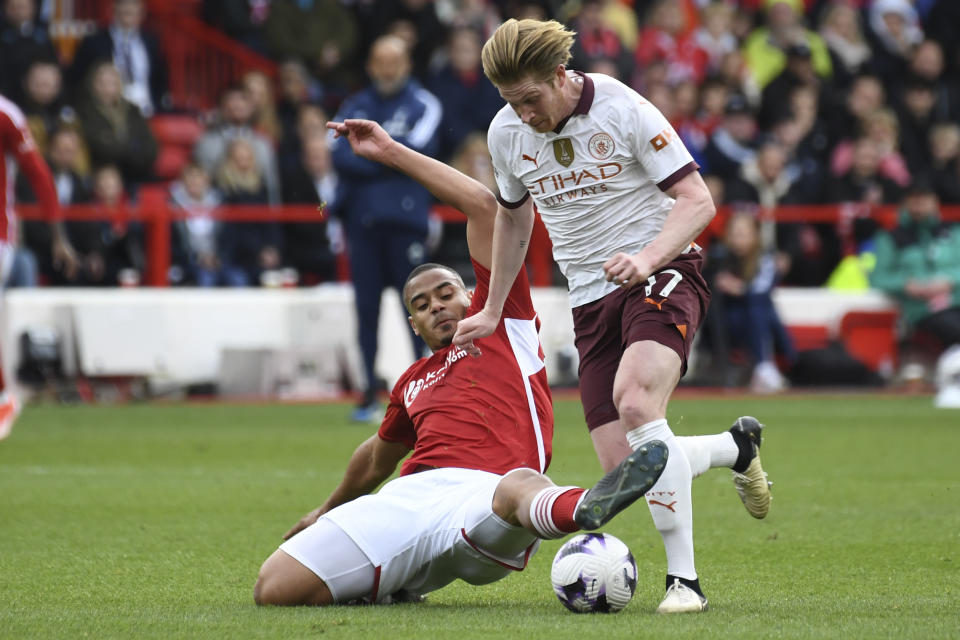 Nottingham Forest's Murillo, left, challenges Manchester City's Kevin De Bruyne during the English Premier League soccer match between Nottingham Forest and Manchester City at the City Ground stadium in Nottingham, England, Sunday, April 28, 2024. (AP Photo/Rui Vieira)
