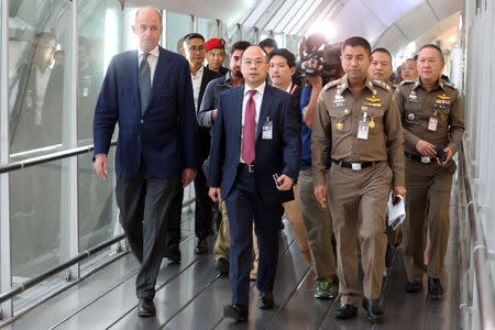 UNHCR representative Giuseppe De Vincentiis (L) walks with Thai Immigration authorities to the hotel at the transit area at Suvarnabhumi Airport where Rahaf Mohammed al-Qunun, an 18-year-old Saudi woman who claims to be fleeing her family has barricaded herself in Bangkok, Thailand January 7, 2019. REUTERS/Athit Perawongmetha