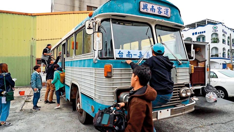 為呈現劇中的80年代，劇組找來鐵皮舊公車，避免車子老舊過熱，每拍一段時間就要休息。（百戲電影提供）
