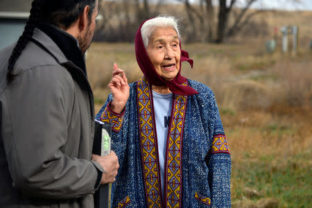 Tribal elder Mary Louise Defender Wilson discusses the upcoming 2018 mid-term elections with voting canvasser Ira Hanson in Porcupine, North Dakota on the Standing Rock Reservation, U.S. October 26, 2018. REUTERS/Dan Koeck