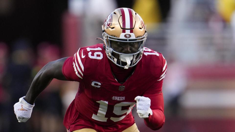 Der Wide Receiver der San Francisco 49ers, Deebo Samuel, beginnt, eine Route zu laufen.