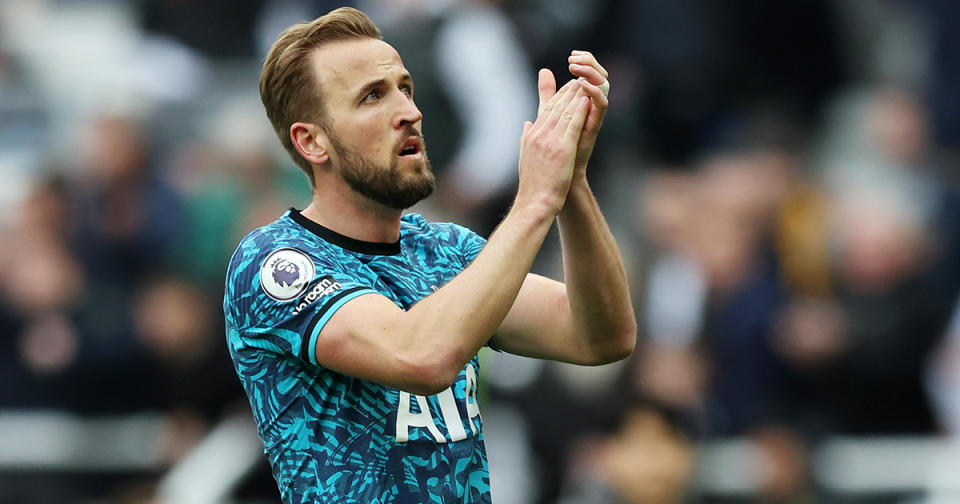   Manchester United target Harry Kane of Tottenham Hotspur applauds the fans after the team's defeat during the Premier League match between Newcastle United and Tottenham Hotspur at St.  James Park on April 23, 2023 in Newcastle upon Tyne, England 