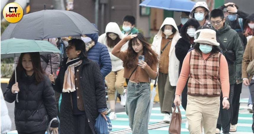 週一（11日）鋒面逐漸通，全台有雨。（示意圖／劉耿豪攝）