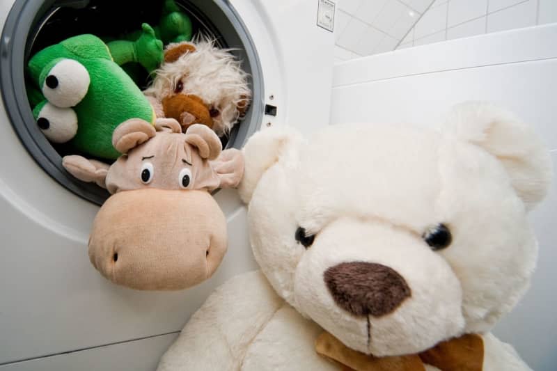 Teddies should only be washing in the washing machine if the manufacturer recommends this. Imagine your child's face if hippo came out with an eye missing. Andrea Warnecke/dpa