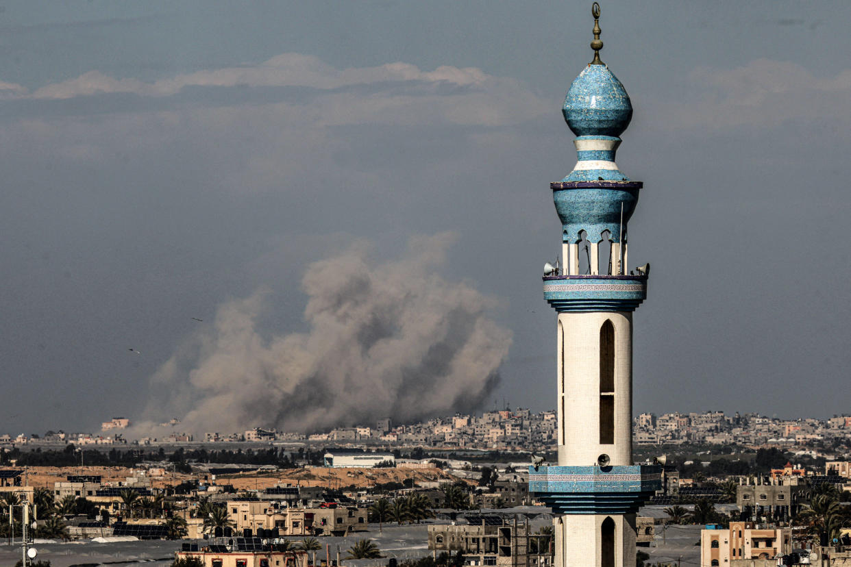 Rafah : pourquoi les dernières déclarations de Netanyahu font si peur à la communauté internationale (Photo prise depuis Rafah de bombardements israéliens sur Khan Younès le 10 février 2024) 