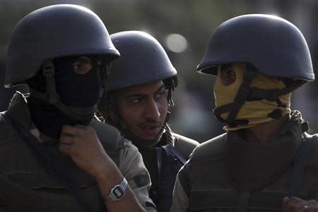 Army soldiers stand guard near Rabaa al-Adawiya square, during a protest by members of the Muslim Brotherhood and supporters of ousted Egyptian President Mohamed Mursi in Cairo, October 4, 2013.REUTERS/Amr Abdallah Dalsh