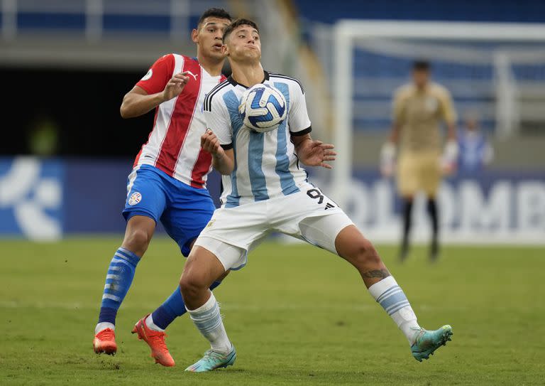 Alejo Véliz, delantero de Rosario Central, fue titular en el partido ante Paraguay y suplente en el encuentro frente a Brasil