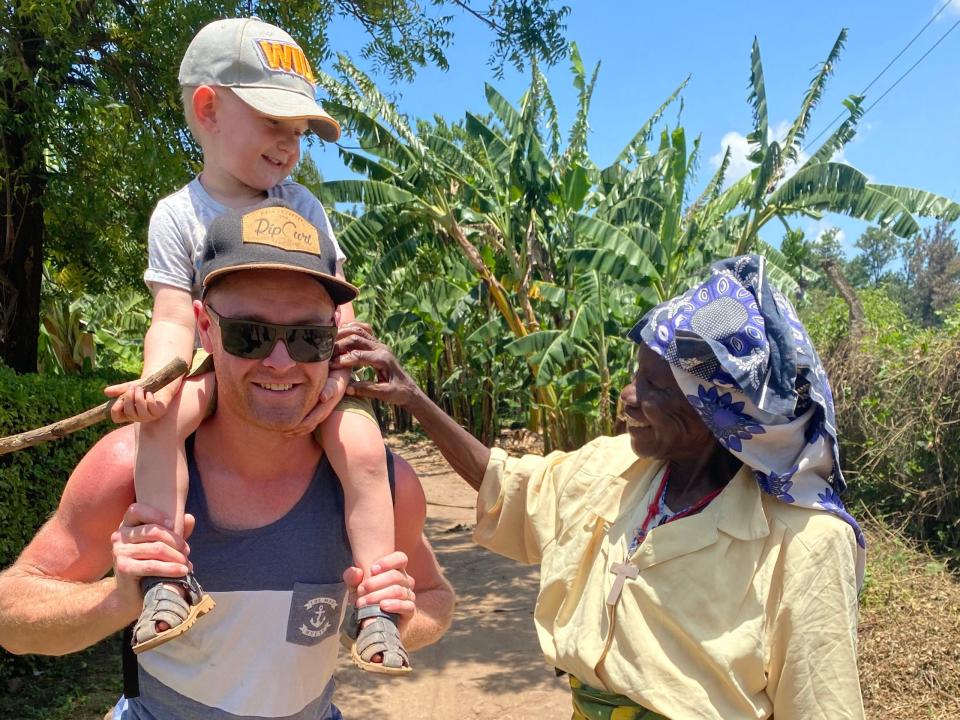 Auf einer Reise kamen der Ehemann von Edwards und ihr Sohn mit einer Frau aus Tanzania in Kontakt. - Copyright: Courtesy of Karen Edwards