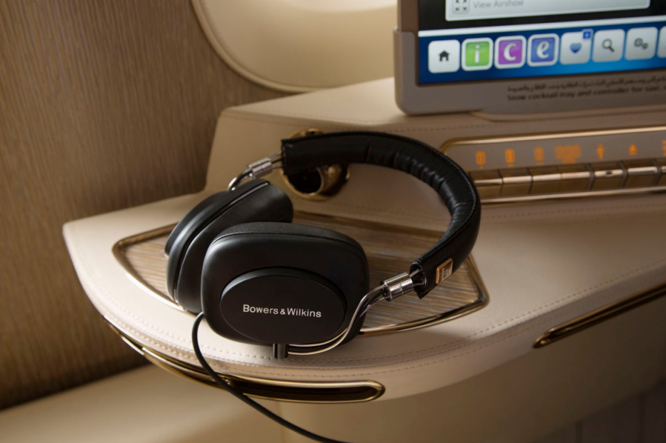 <p>Manche Airlines bieten First Class Passagieren mittlerweile Kopfhörer zur Geräuschunterdrückung an, damit Sie das Unterhaltungsangebot ohne Störungen genießen können. Emirates bietet Kopfhörer der preisgekrönten Audiomarke Bowers & Wilkins an, die sehr viel besser sind, als die billigen Plastikdinge, die man in der Economy Klasse bekommt! Quelle: Emirates </p>