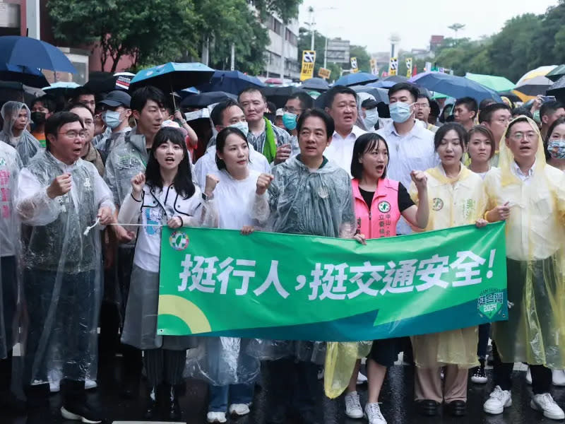 ▲賴清德率領黨公職冒雨出席「還路於民大遊行」，過程中挨嗆政治作秀。（圖／記者葉政勳攝）