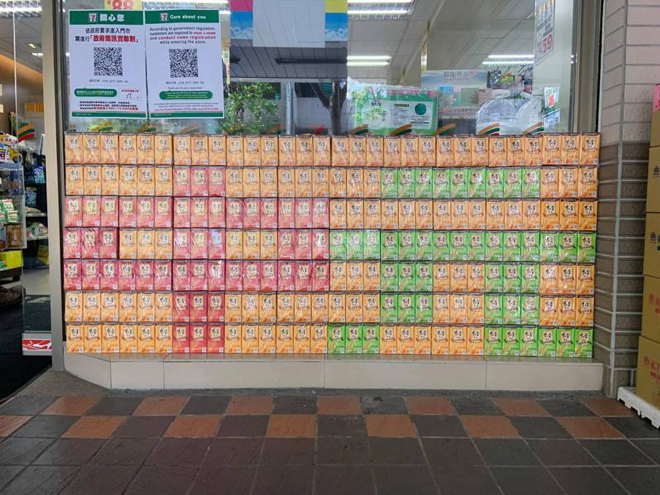 <p>A convenience store set up a colorful display in anticipation for the upcoming Ghost Festival. (Photo courtesy of 路上觀察學院/Facebook)</p>
