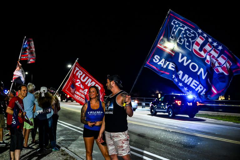 Simpatizantes de Donald Trump, frente a Mar-a-Lago, en Palm Beach, luego de conocer la acusación contra el expresidente norteamericani. (CHANDAN KHANNA / AFP)