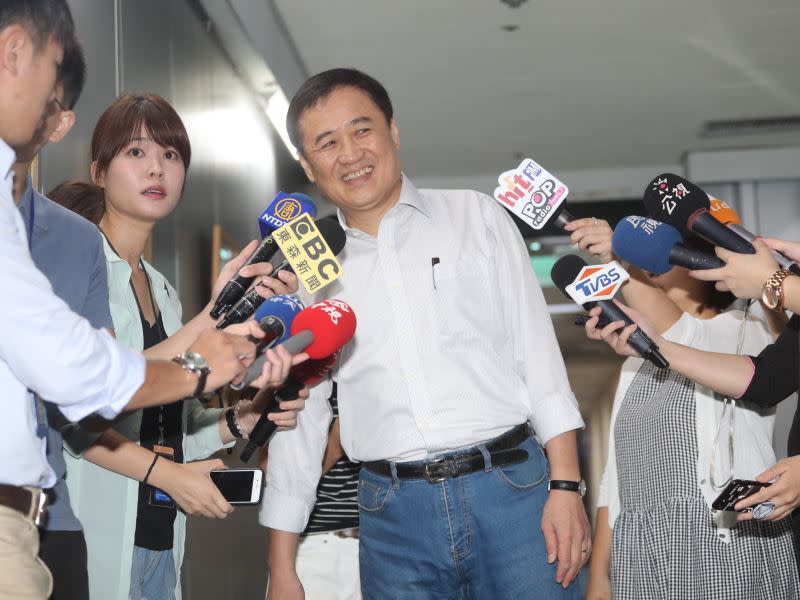 台北市副市長陳景峻（中）今天上午在台北市政府舉行記者會，宣布請辭台北農產運銷公司董事長一職。
