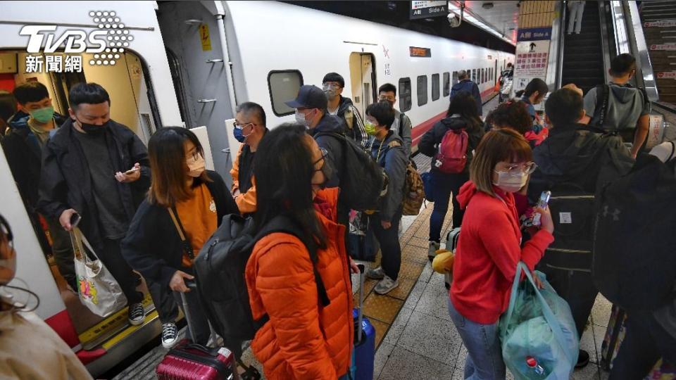 台北車站許多趕回台北的旅客。（圖／胡瑞麒攝）